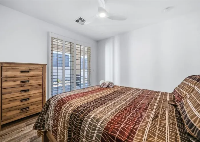 Luxury Cardinal Retreat - Pool, Spa, Bbq, Garage * Lake Havasu City