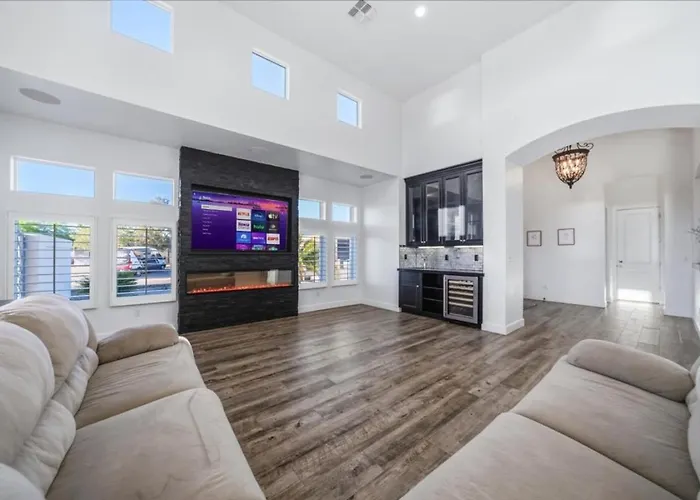 Villa Luxury Cardinal Retreat - Pool, Spa, Bbq, Garage Lake Havasu City