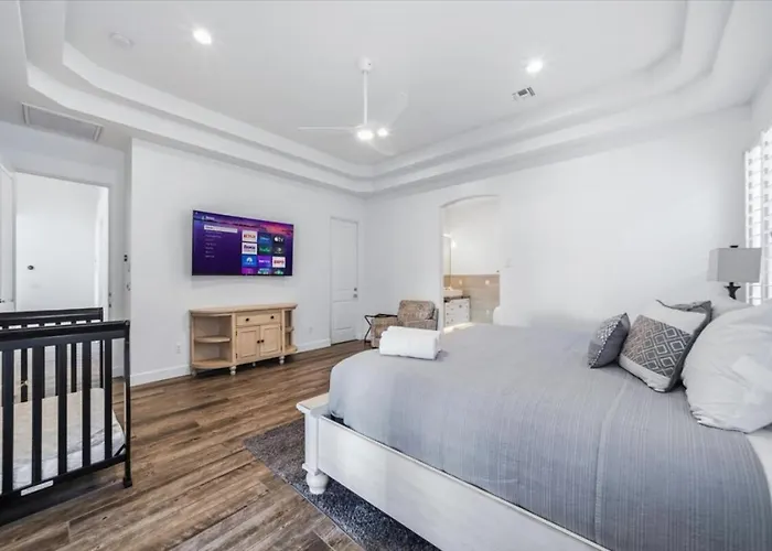 Luxury Cardinal Retreat - Pool, Spa, Bbq, Garage Lake Havasu City