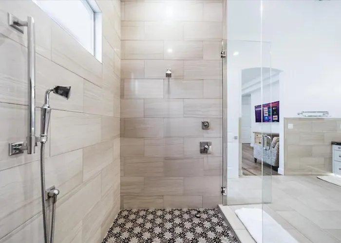 Luxury Cardinal Retreat - Pool, Spa, Bbq, Garage *