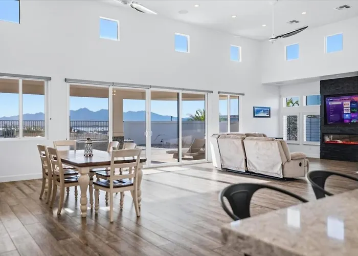 Luxury Cardinal Retreat - Pool, Spa, Bbq, Garage * Lake Havasu City