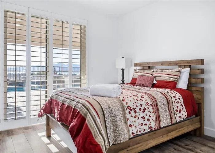 Luxury Cardinal Retreat - Pool, Spa, Bbq, Garage *
