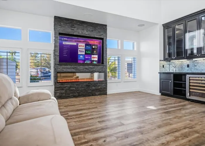 Luxury Cardinal Retreat - Pool, Spa, Bbq, Garage Villa Lake Havasu City