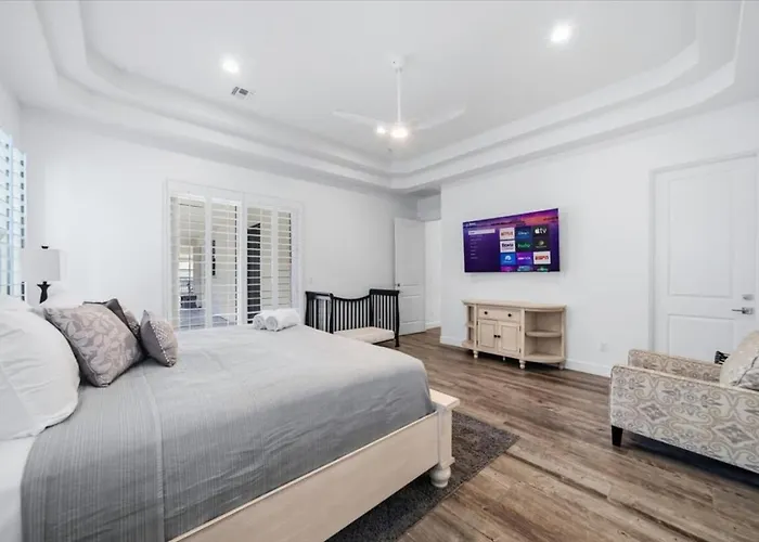 Luxury Cardinal Retreat - Pool, Spa, Bbq, Garage * Lake Havasu City