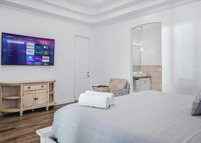 Luxury Cardinal Retreat - Pool, Spa, Bbq, Garage