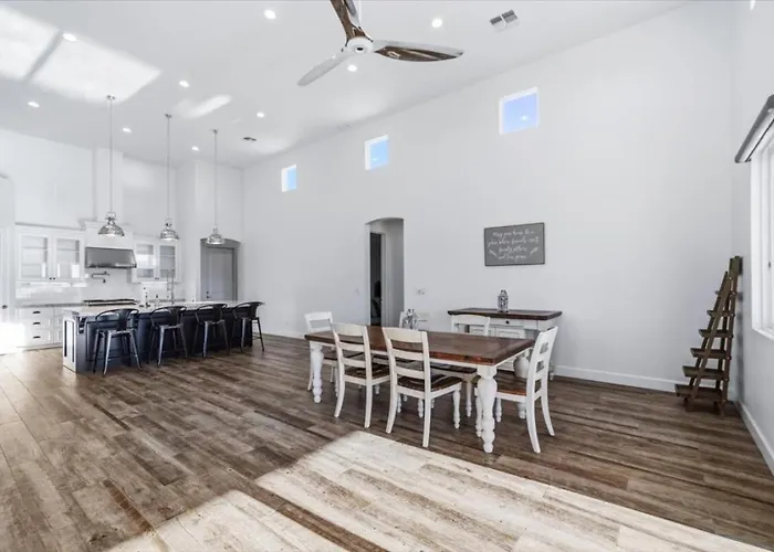 Luxury Cardinal Retreat - Pool, Spa, Bbq, Garage Villa *