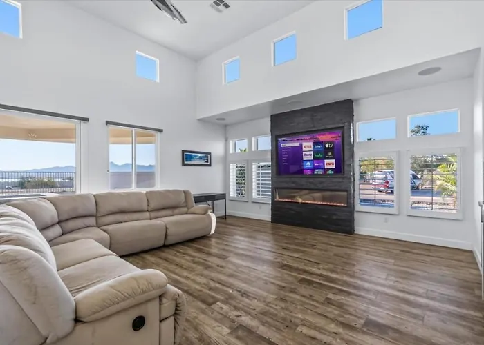 Luxury Cardinal Retreat - Pool, Spa, Bbq, Garage * Lake Havasu City