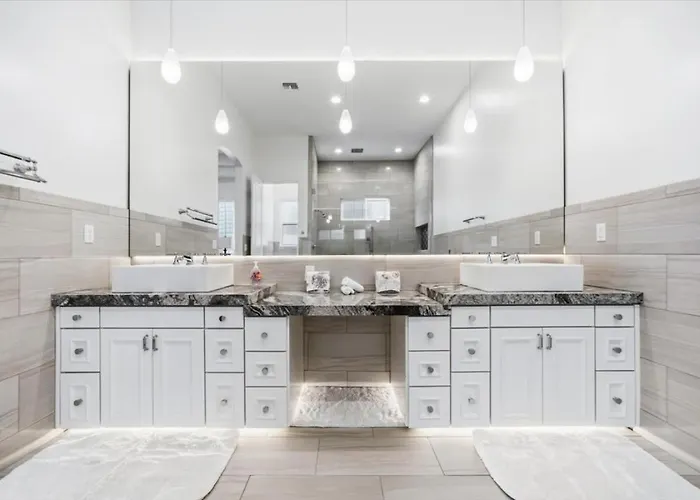 Luxury Cardinal Retreat - Pool, Spa, Bbq, Garage Villa *