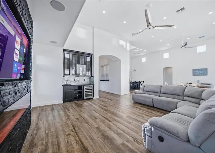 Luxury Cardinal Retreat - Pool, Spa, Bbq, Garage