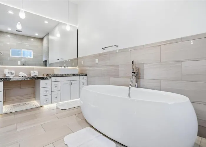 Luxury Cardinal Retreat - Pool, Spa, Bbq, Garage