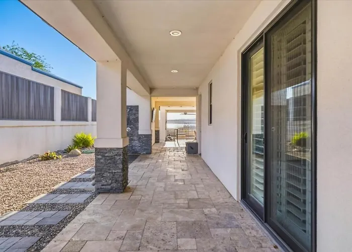 Luxury Cardinal Retreat - Pool, Spa, Bbq, Garage *