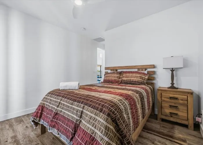 Luxury Cardinal Retreat - Pool, Spa, Bbq, Garage * Lake Havasu City