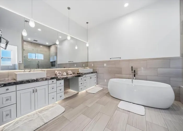 Luxury Cardinal Retreat - Pool, Spa, Bbq, Garage * Lake Havasu City