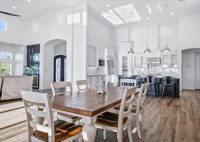 Luxury Cardinal Retreat - Pool, Spa, Bbq, Garage * Lake Havasu City