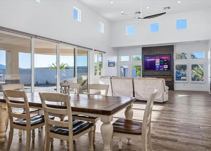 Villa Luxury Cardinal Retreat - Pool, Spa, Bbq, Garage *