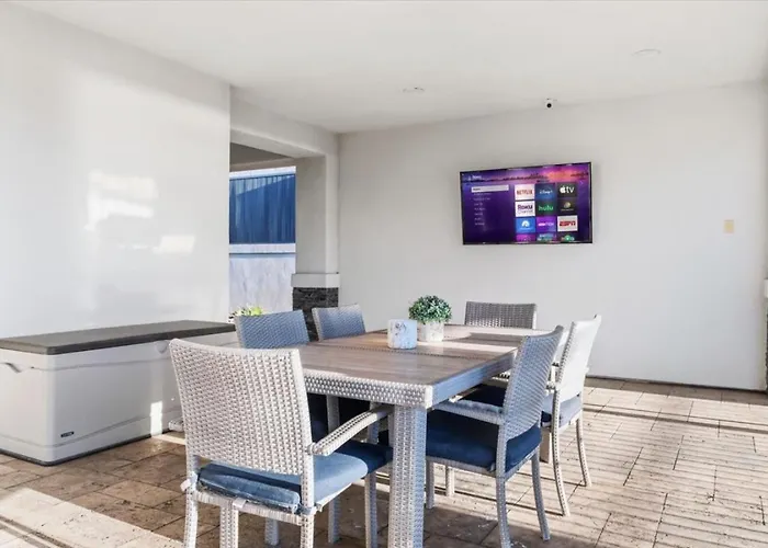 Luxury Cardinal Retreat - Pool, Spa, Bbq, Garage Lake Havasu City