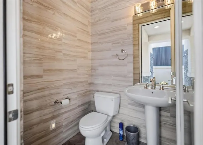 Luxury Cardinal Retreat - Pool, Spa, Bbq, Garage *