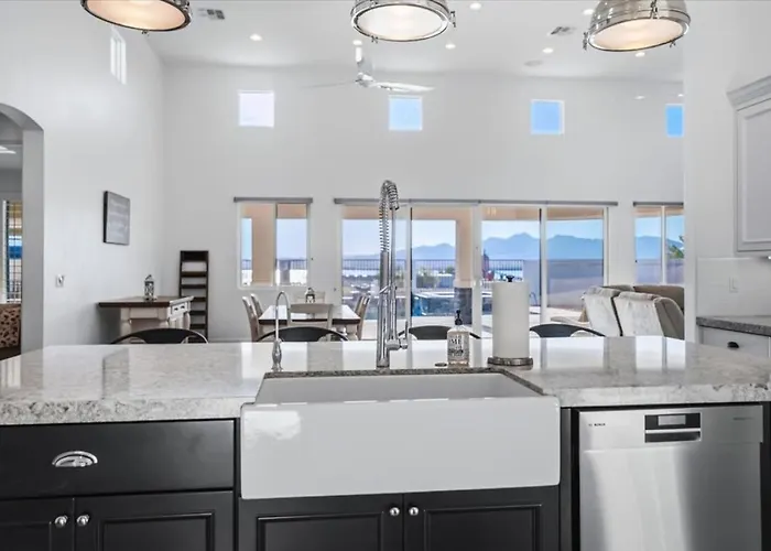 Luxury Cardinal Retreat - Pool, Spa, Bbq, Garage *