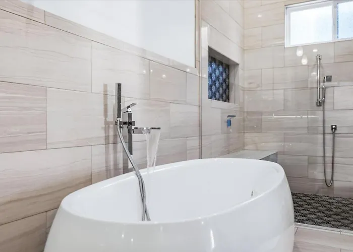Villa Luxury Cardinal Retreat - Pool, Spa, Bbq, Garage *