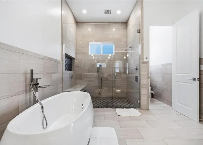 Luxury Cardinal Retreat - Pool, Spa, Bbq, Garage Villa Lake Havasu City