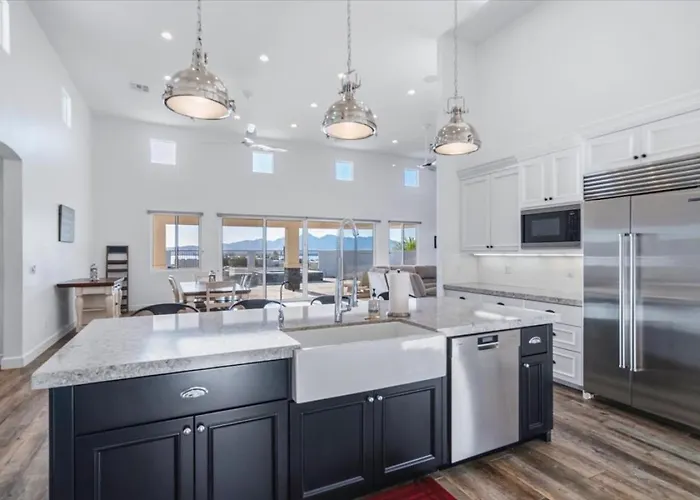 Luxury Cardinal Retreat - Pool, Spa, Bbq, Garage Villa *